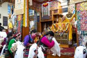 Члены групп, организовавших молебен о долголетии Его Святейшества Далай-ламы, несут подношения для духовного лидера. Дхарамсала, штат Химачал-Прадеш, Индия. 25 октября 2023 г. Фото: Тензин Чойджор (офис ЕСДЛ).