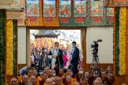 Тибетский артист возносит хвалу Его Святейшеству Далай-ламе во время молебна о долголетии духовного лидера. Дхарамсала, штат Химачал-Прадеш, Индия. 25 октября 2023 г. Фото: Тензин Чойджор (офис ЕСДЛ).