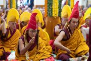 Монахи в главном тибетском храме подносят цветочные лепестки во время молебна о долголетии Его Святейшества Далай-ламы. Дхарамсала, штат Химачал-Прадеш, Индия. 25 октября 2023 г. Фото: Тензин Чойджор (офис ЕСДЛ).