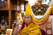 Его Святейшество Далай-лама держит одно из многочисленных подношений, преподнесенных ему во время молебна о долголетии. Дхарамсала, штат Химачал-Прадеш, Индия. 25 октября 2023 г. Фото: Тензин Чойджор (офис ЕСДЛ).