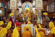 Вид на главный тибетский храм во время молебна о долголетии Его Святейшества Далай-ламы. Дхарамсала, штат Химачал-Прадеш, Индия. 25 октября 2023 г. Фото: Тензин Чойджор (офис ЕСДЛ).