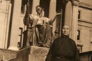 Геше Нгаванг Вангьял выходит из здания Колумбийского университета. Фото: Columbia University.