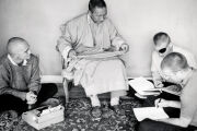 Джеффри Хопкинс, геше Нгаванг Вангьял, Роберт Турман и Кристофер Джордж во время занятия по переводу сутр с тибетского языка в Ламаистском буддийском монастыре Америки. 1963 г. Фото: Bettman/Corbis/Associated Press.