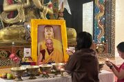 Фото: Утренние молитвы перед алтарем. Фонд «Наланда» (ранее «Сохраним Тибет»)