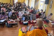 Фото: Участники во время ретрита под руководством геше Дордже Дамдула. Фонд «Наланда» (ранее «Сохраним Тибет»)